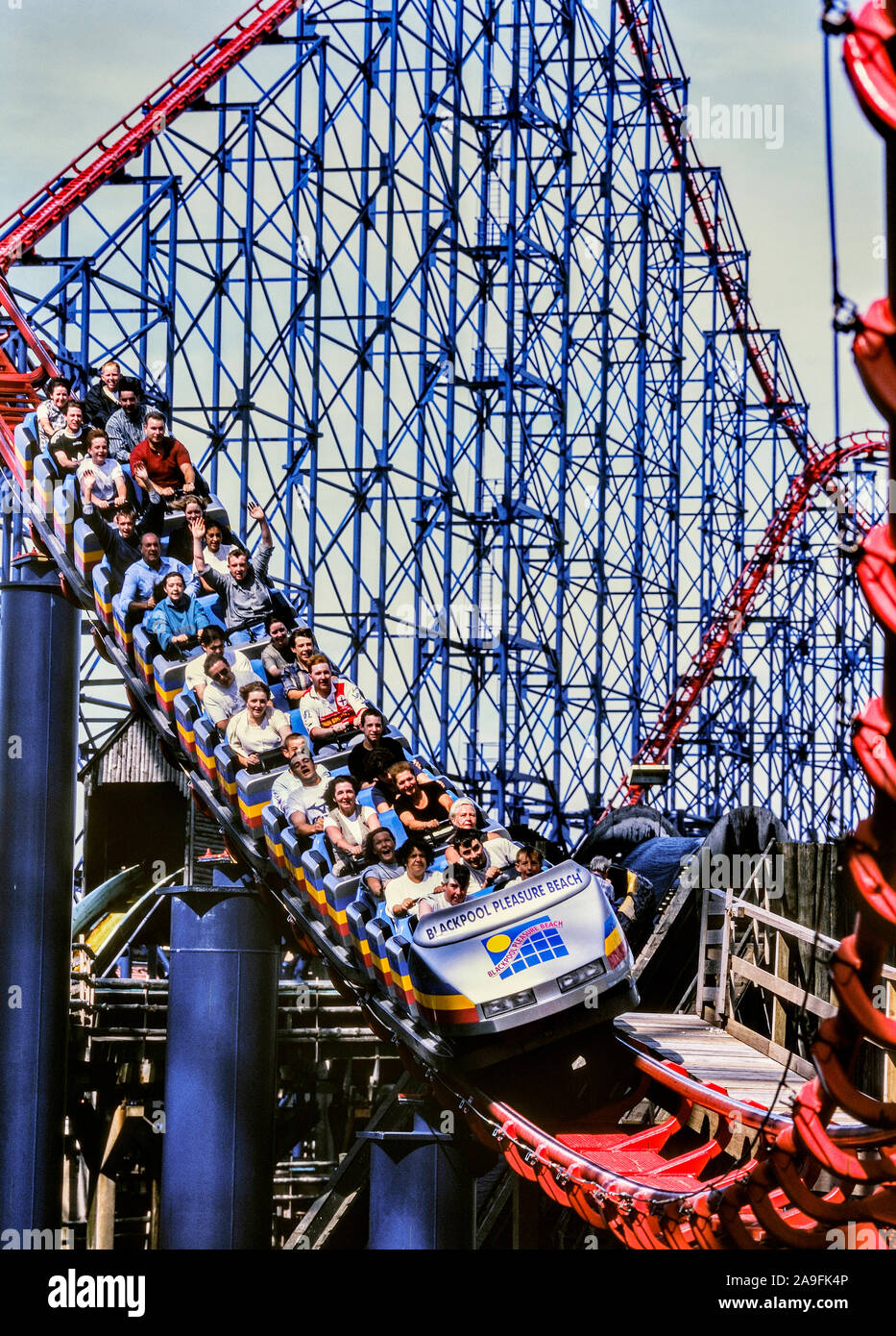 Il grande rullo di acciaio coaster. Blackpool Pleasure Beach. Lancashire. Inghilterra, Regno Unito Foto Stock