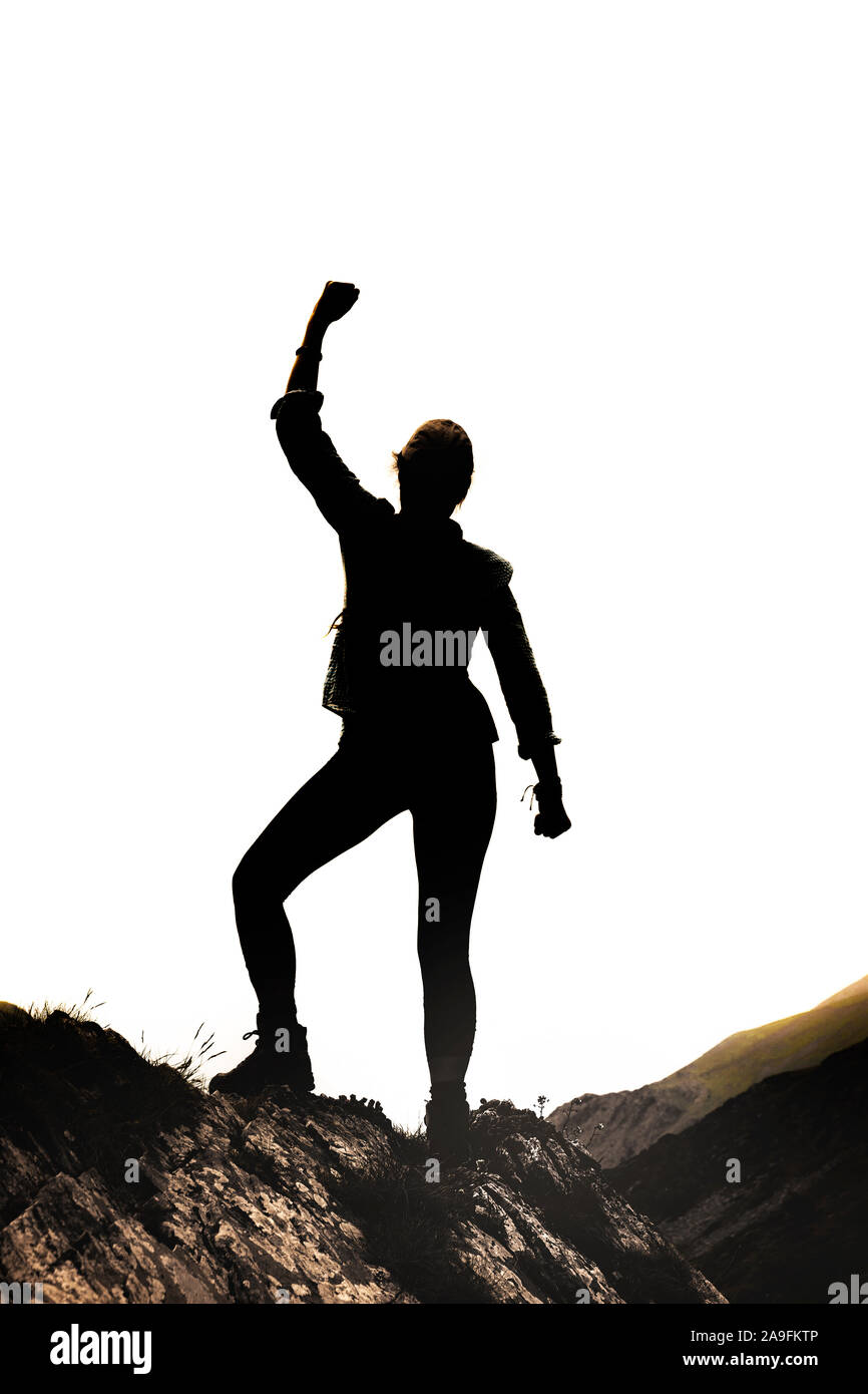 Silhouette femminile in Victor pongono su una roccia di fronte a uno sfondo bianco Foto Stock