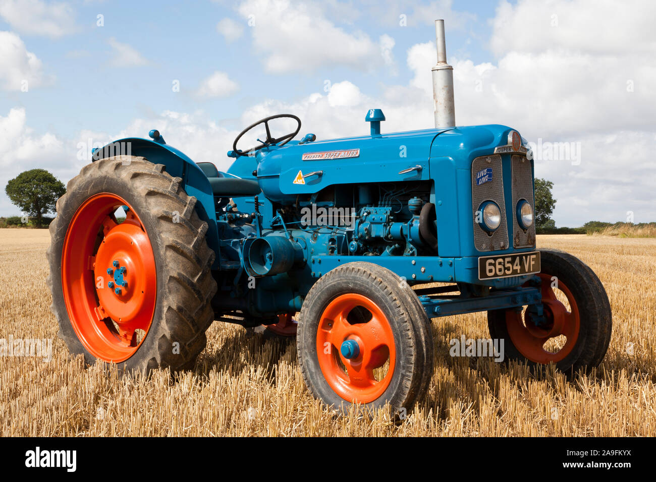 Un vintage trattore fermo in un campo Foto Stock