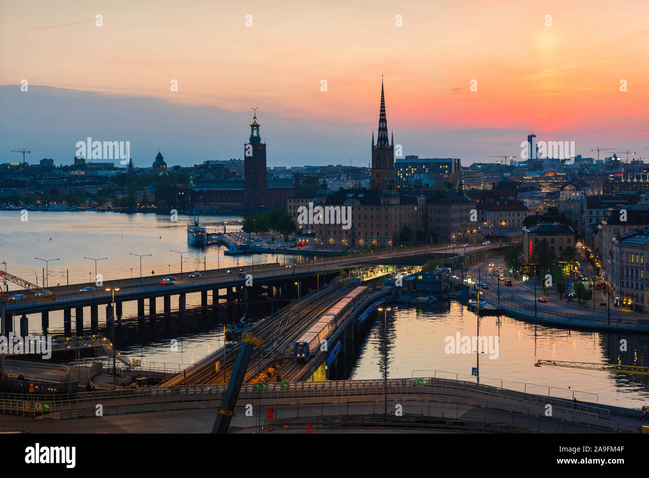 Panorama urbano di Stoccolma, vista panoramica serale estiva dei ponti che collegano i quartieri Gamla Stan e Södermalm del centro di Stoccolma, Svezia. Foto Stock