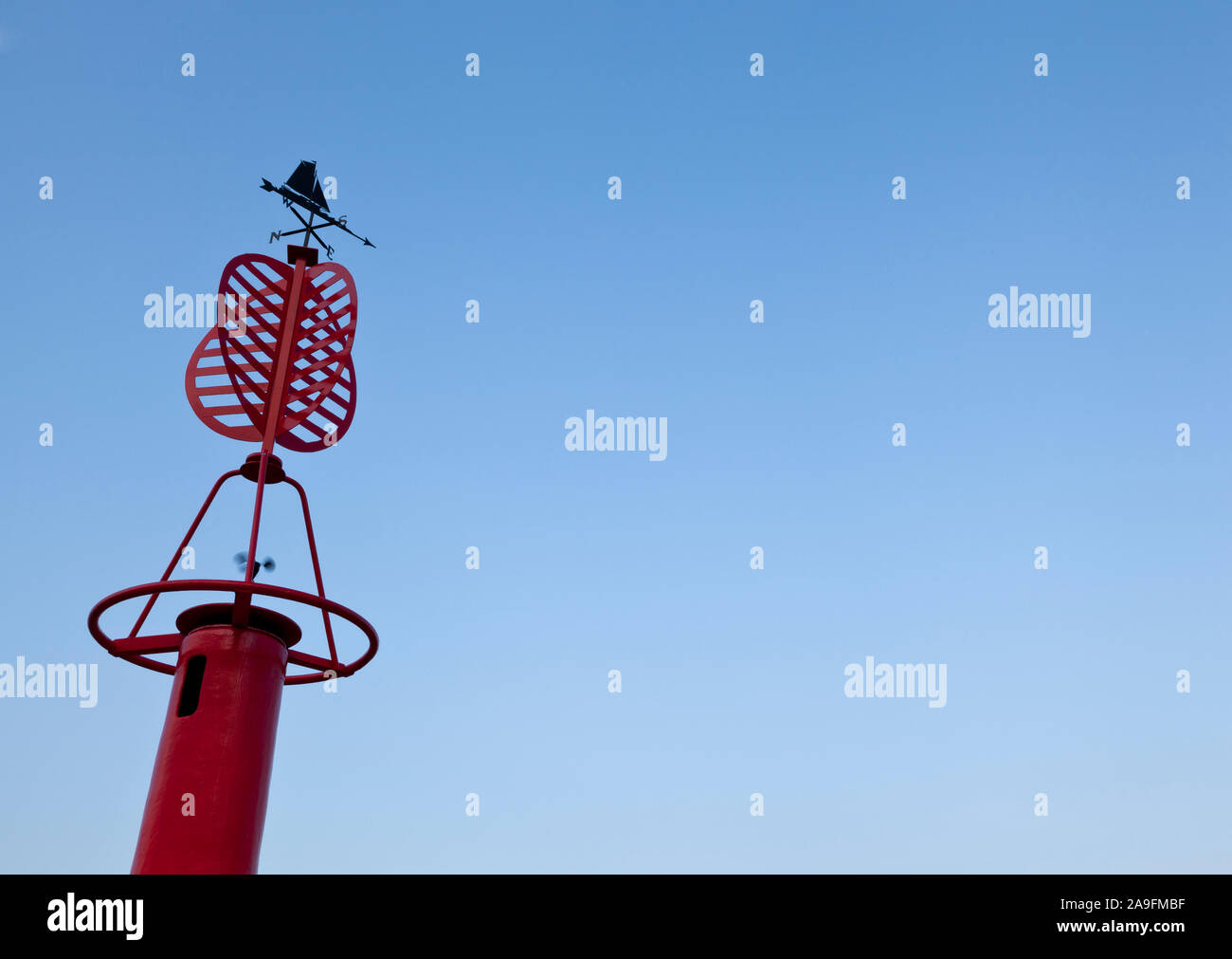 Una banderuola con silhouette di una barca a vela Foto Stock