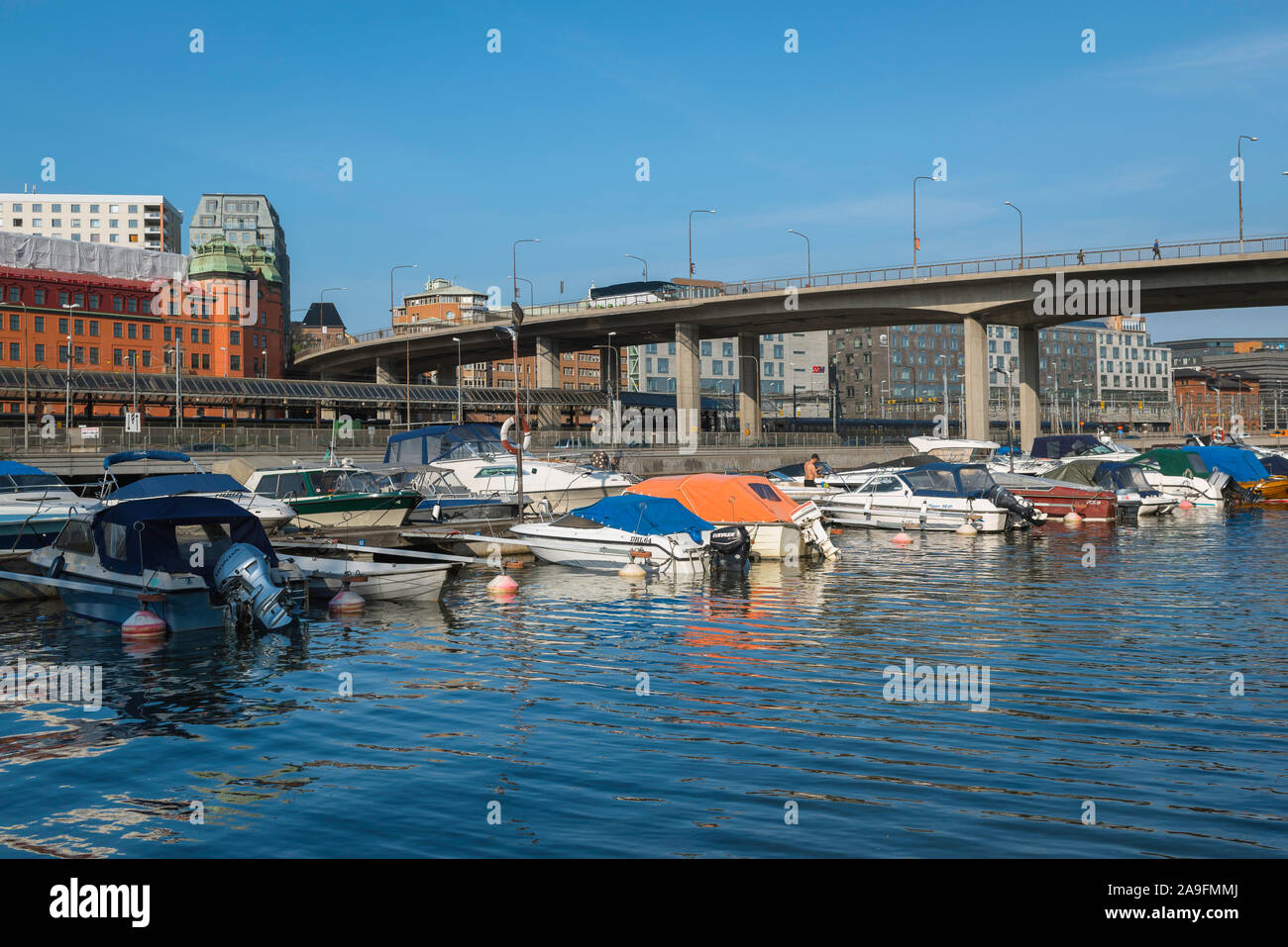 Stoccolma fiume canal, vista delle barche ormeggiate in Klara Sjö, una stretta fiume che separa il Kungsholmen e Norrmalm quartieri di Stoccolma, Svezia. Foto Stock