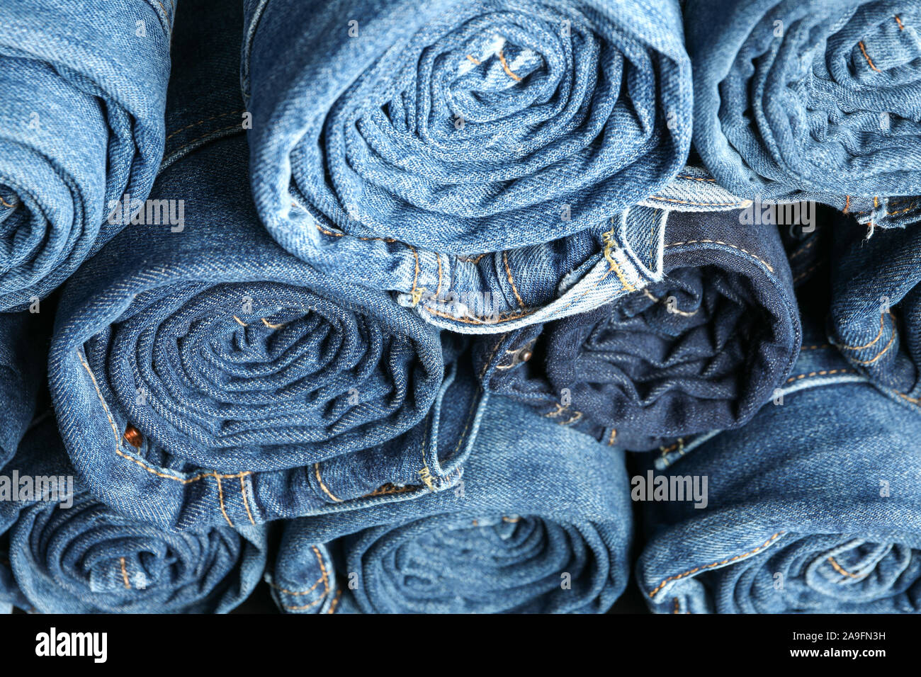 Pila laminata texture jeans su tutto il background, close up Foto Stock