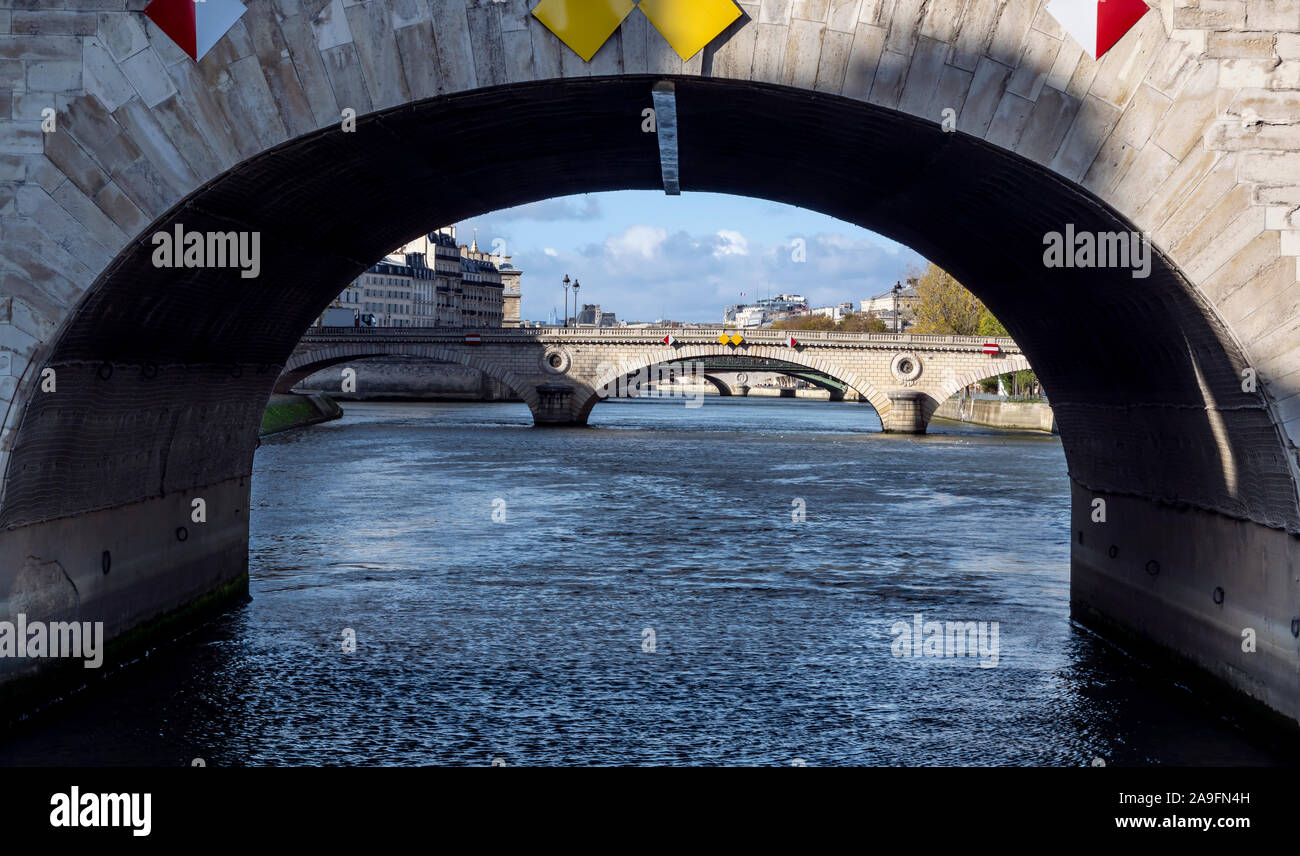 Vista del fiume Senna da sotto il Pont Marie a Parigi. La foto è stata scattata dalla barca sulla soleggiata giornata autunnale Foto Stock