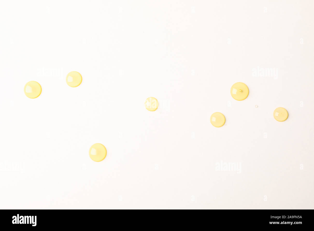 Gocce di miele su sfondo bianco, spazio per il testo Foto Stock