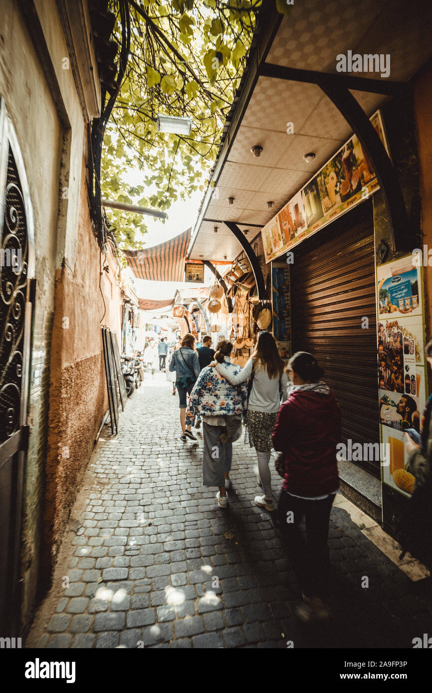 Le donne si cammina su strade tradizionali Foto Stock