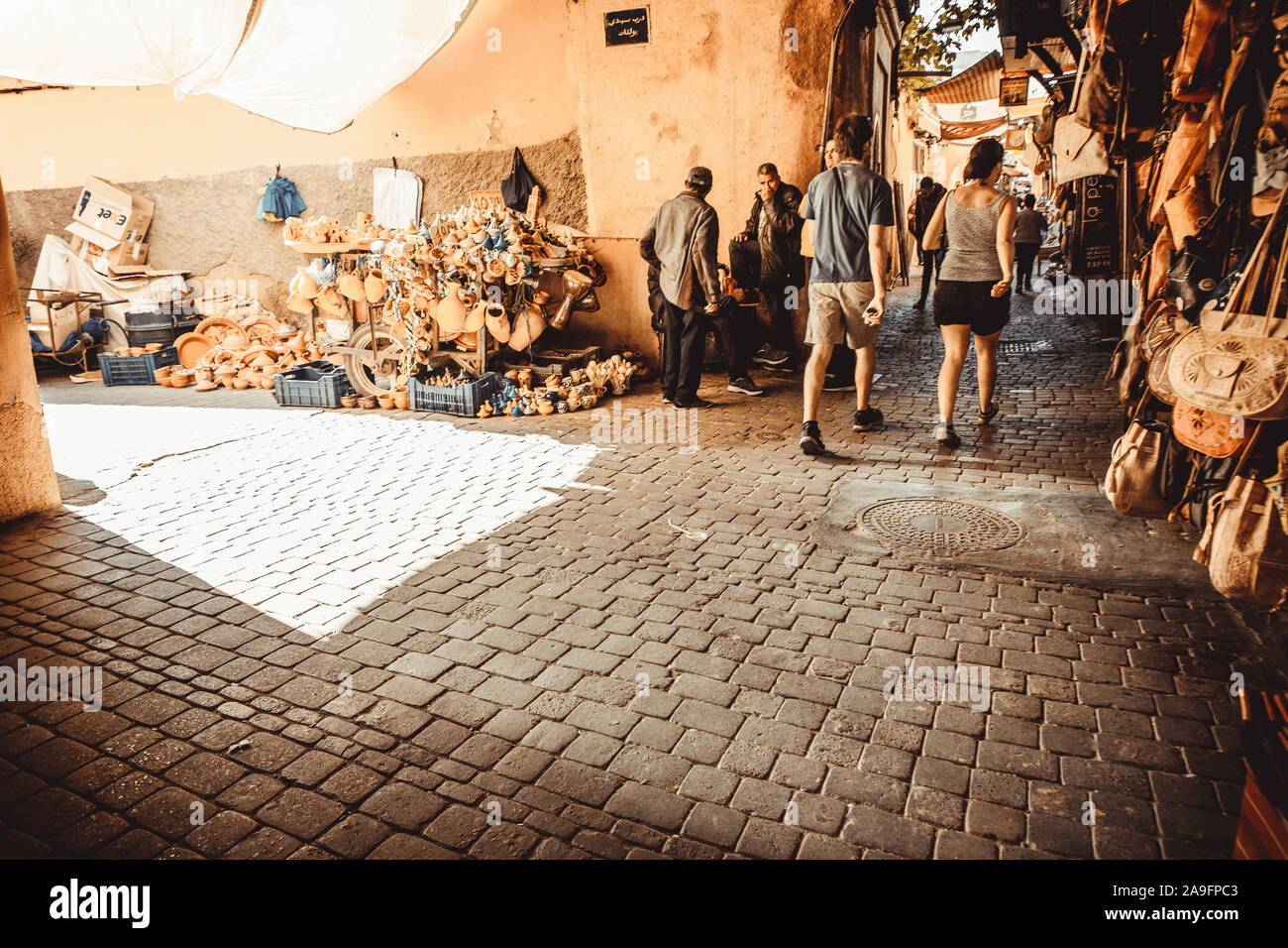 Tradizionali bancarelle il souk di Marrakech Foto Stock
