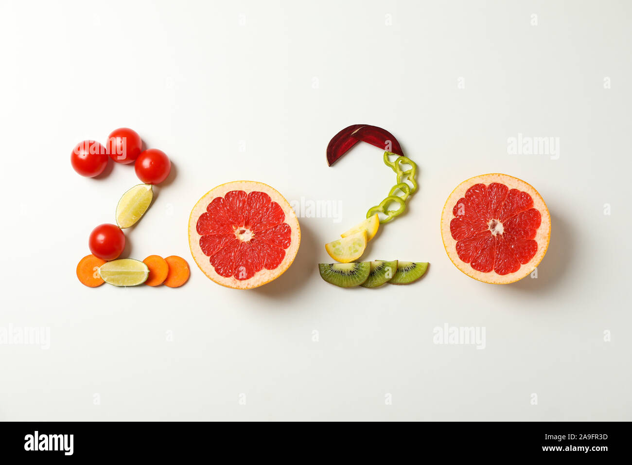 2020 stabiliti fuori della frutta e della verdura su sfondo bianco, spazio di copia Foto Stock