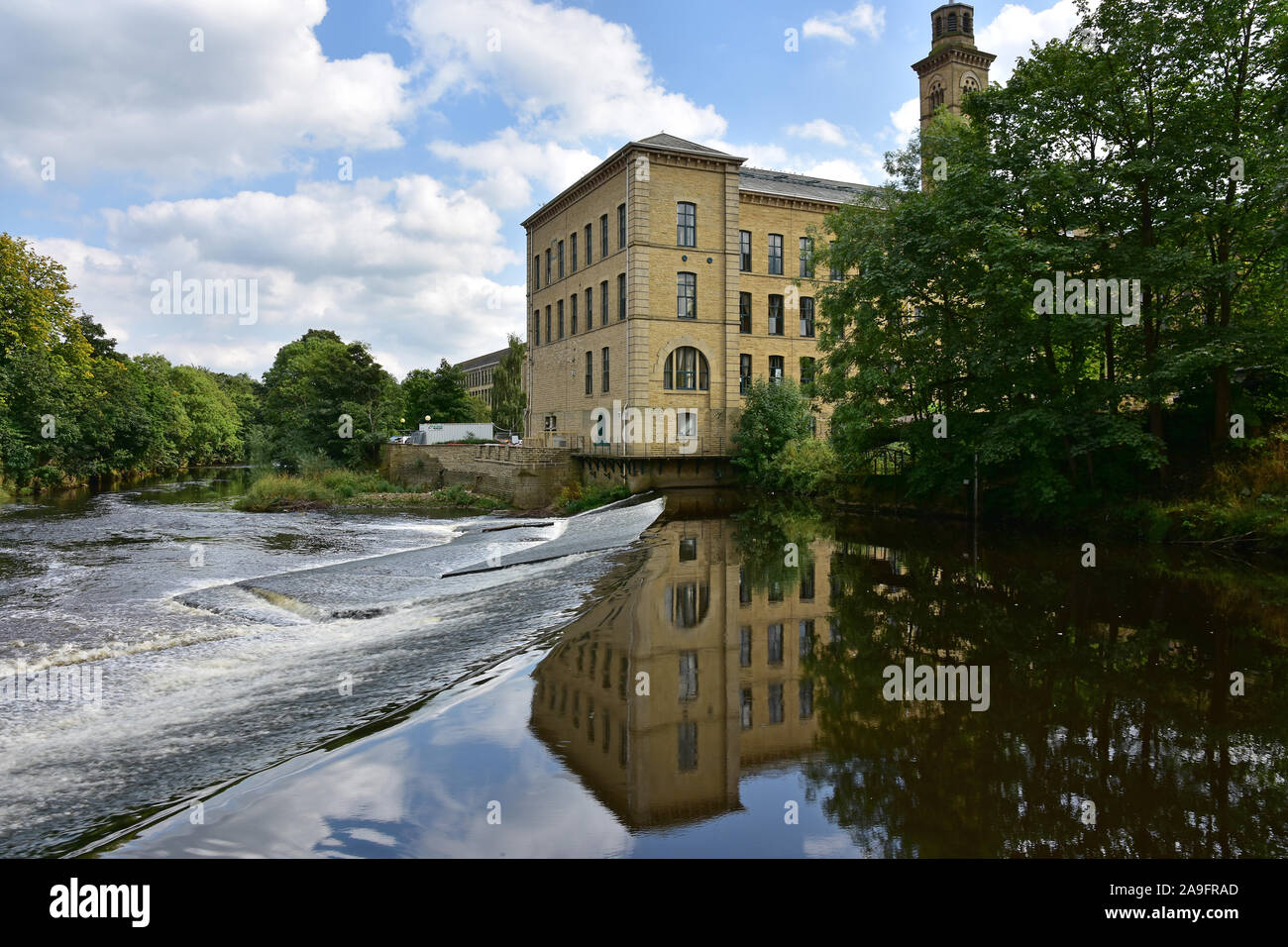 Il Weir, fiume Aire e sali miil, Saltaire, in estate Foto Stock