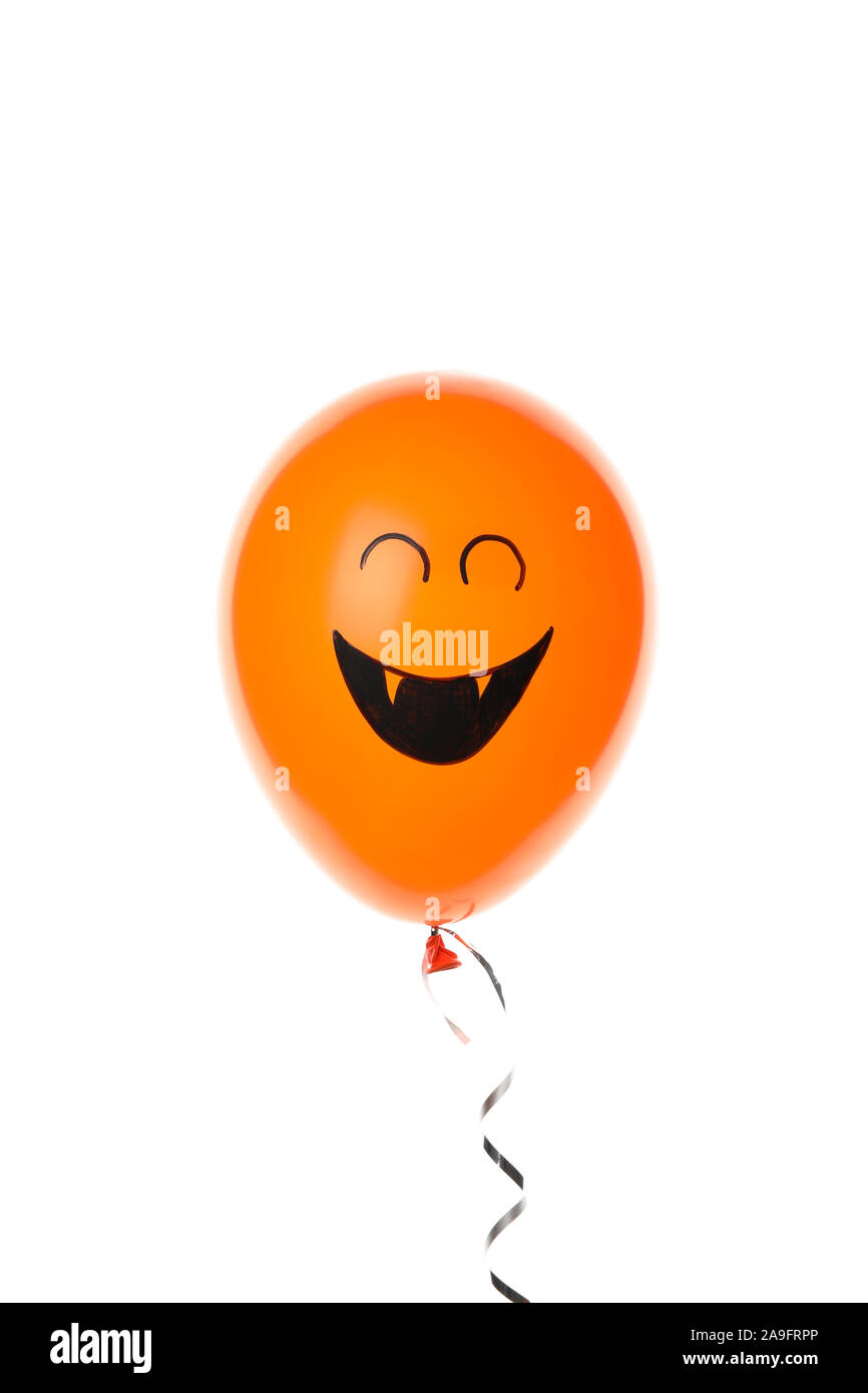 Palloncino arancione con sorriso, concetto di halloween Foto Stock
