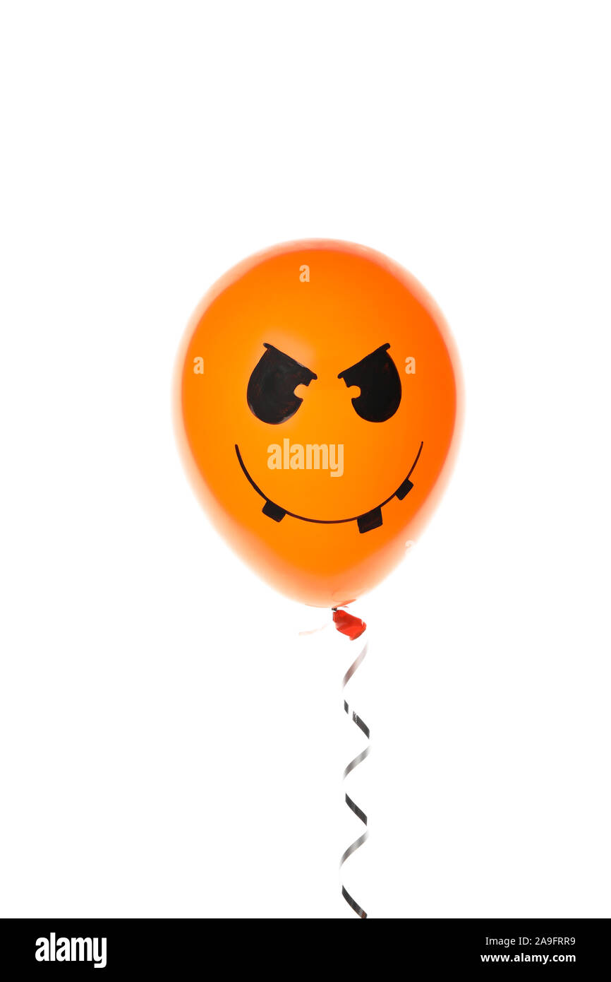 Palloncino arancione con sorriso, concetto di halloween Foto Stock