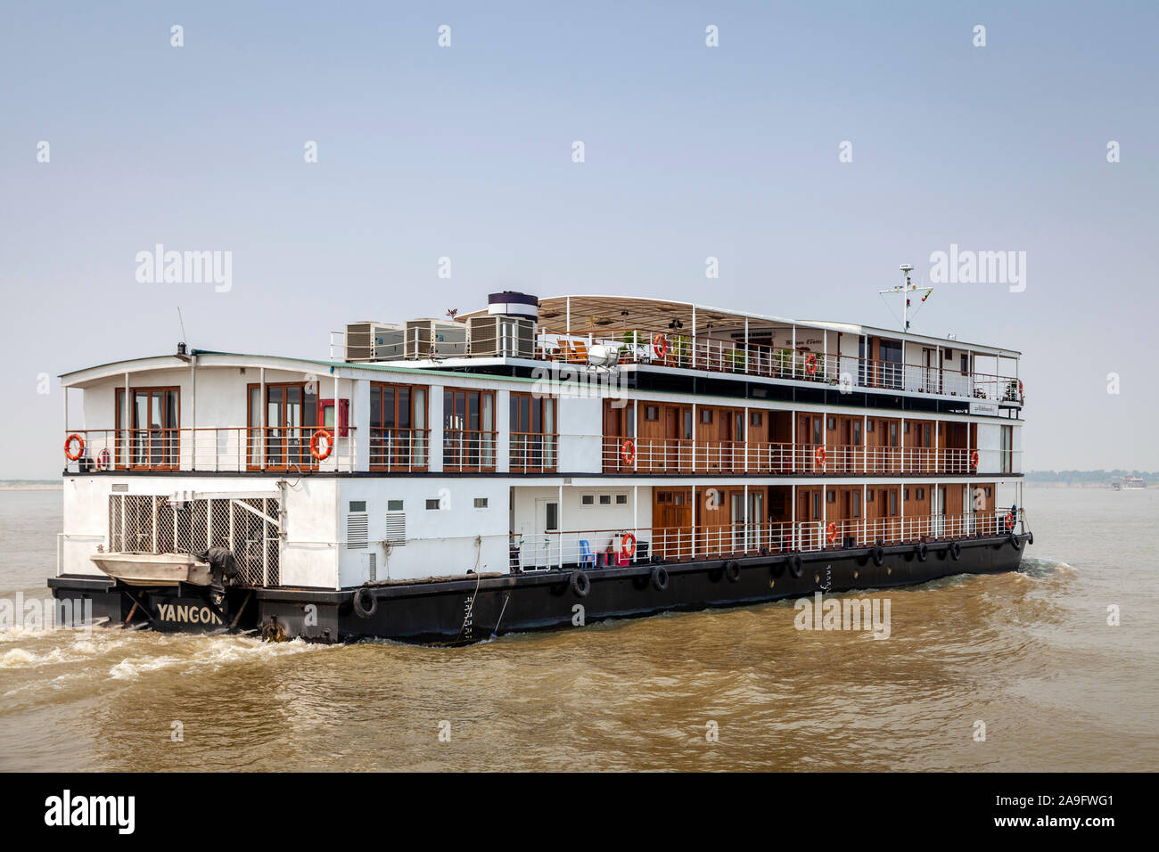 Un tour in barca sul Irrawaddy Ayeyarwady (Fiume), Mandalay Myanmar. Foto Stock