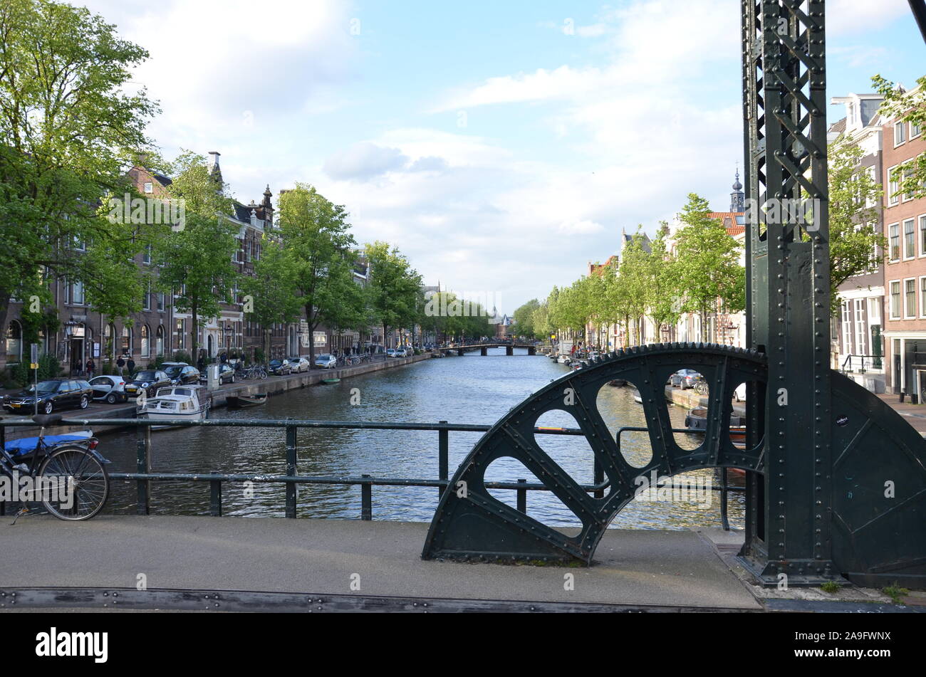 Ponte sul Kloveniersburgwal Canal, Amsterdam Foto Stock