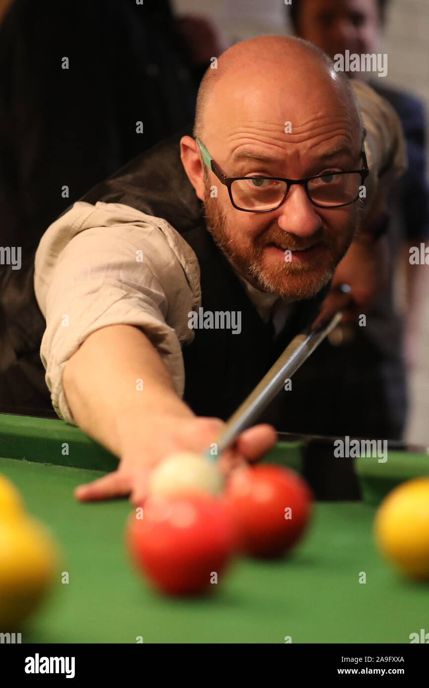 Scottish verdi co-leader Patrick Harvie gioca una partita a biliardo presso il cantiere, unione di Strathclyde, Glasgow, durante la campagna per le elezioni generali. Foto Stock