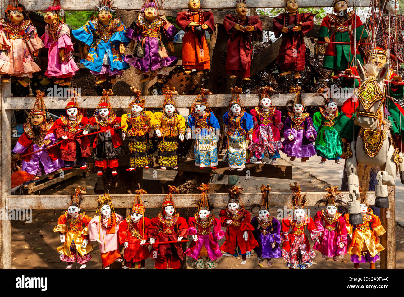 Colorati pupazzi di souvenir in vendita, Mingun, Mandalay Myanmar. Foto Stock