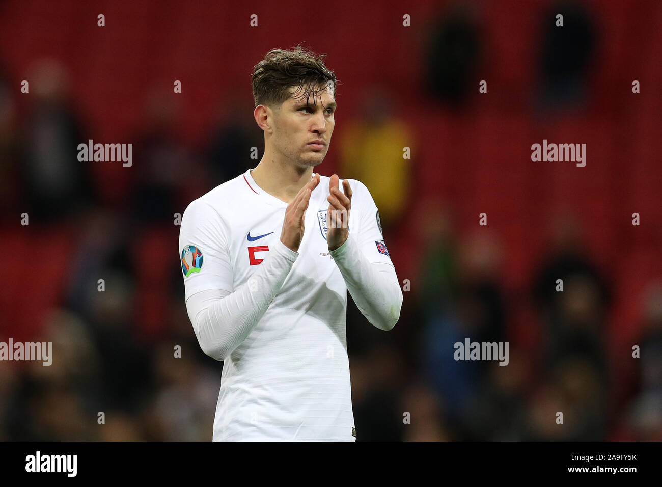 Londra, Regno Unito. Xiv Nov, 2019. Giovanni Pietre di Inghilterra applaude le ventole alla fine del gioco. UEFA Euro 2020 il qualificatore, gruppo un match, Inghilterra v Montenegro allo Stadio di Wembley a Londra il giovedì 14 novembre 2019. Solo uso editoriale. Questa immagine può essere utilizzata solo per scopi editoriali. Solo uso editoriale, è richiesta una licenza per uso commerciale. Nessun uso in scommesse, giochi o un singolo giocatore/club/league pubblicazioni pic da Andrew Orchard/Andrew Orchard fotografia sportiva/Alamy Live news Credito: Andrew Orchard fotografia sportiva/Alamy Live News Foto Stock