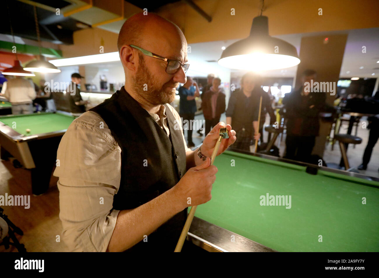 Scottish verdi co-leader Patrick Harvie gioca una partita a biliardo presso il cantiere, unione di Strathclyde, Glasgow, durante la campagna per le elezioni generali. Foto Stock