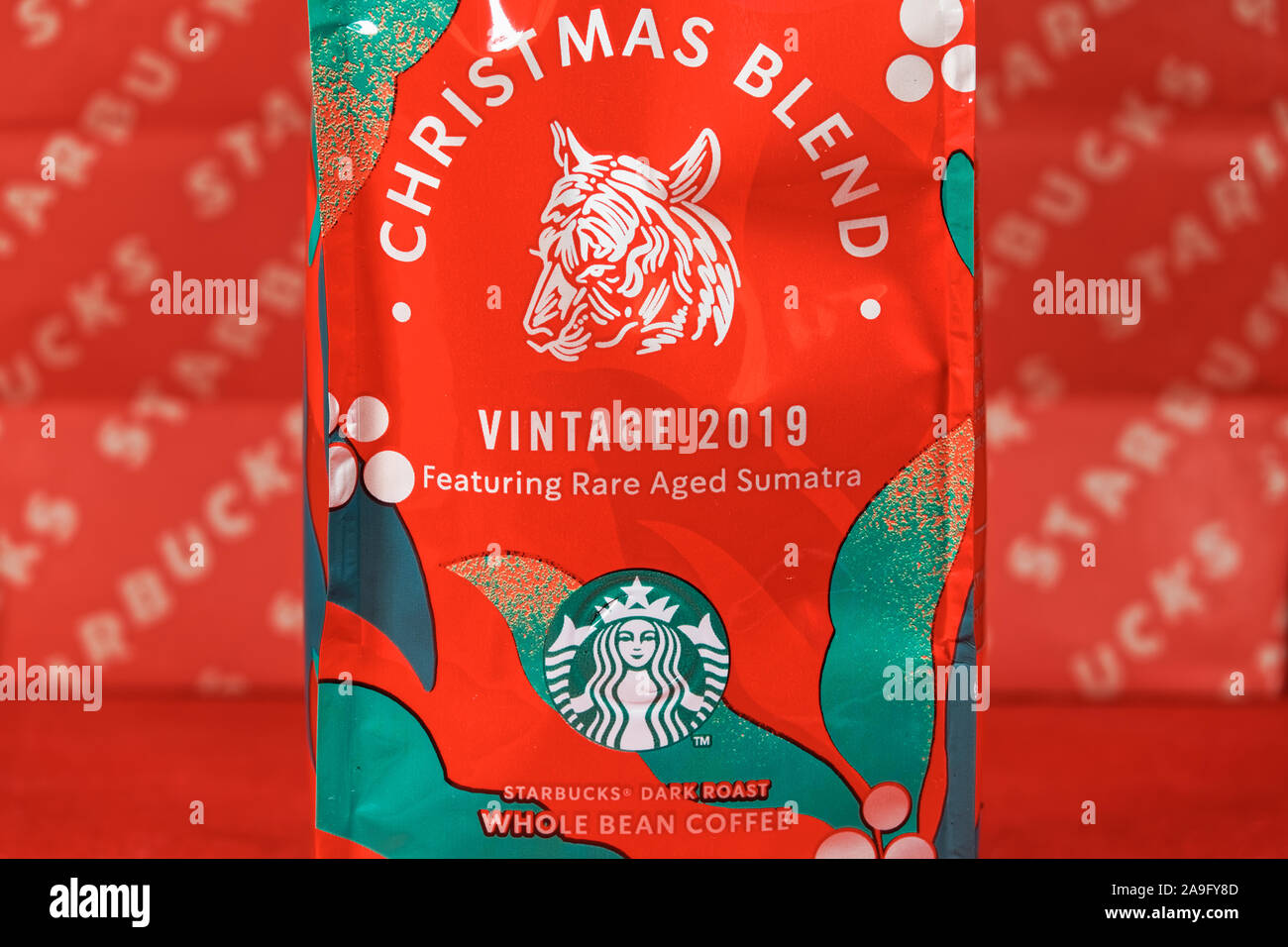 Starbucks Christmas Blend caffè. Stagionale Sumatra bevanda caffè borsa con verde e bianco siren il logo della società. Foto Stock