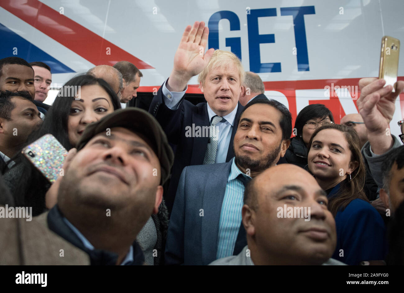 Il primo ministro Boris Johnson all inaugurazione del partito conservatore battlebus in Middleton, Greater Manchester. Foto di PA. Picture Data: Venerdì 15 Novembre, 2019. Vedere PA storia politica elezione. Foto di credito dovrebbe leggere: Stefan Rousseau/PA FILO Foto Stock
