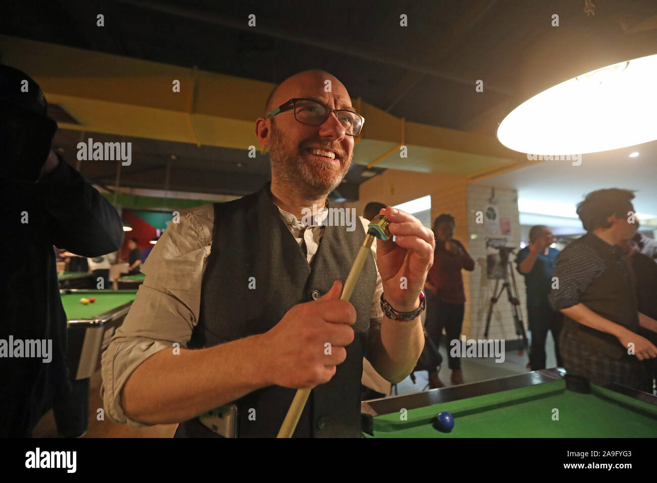 Scottish verdi co-leader Patrick Harvie gioca una partita a biliardo presso il cantiere, unione di Strathclyde, Glasgow, durante la campagna per le elezioni generali. Foto Stock