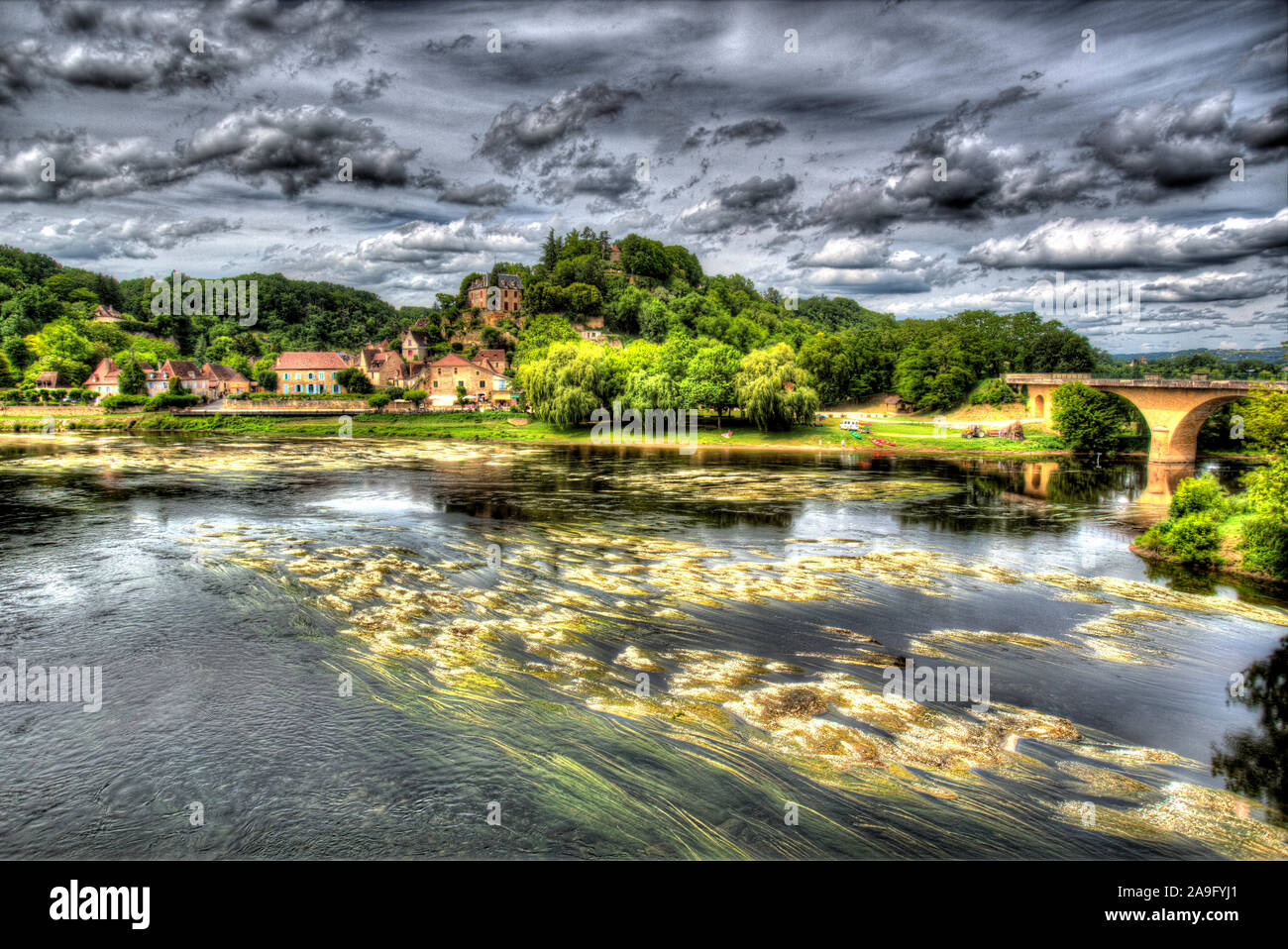 Villaggio di Limeuil, Francia. Il villaggio di Limeuil, con il fiume Dordogna in primo piano e il ponte sul fiume Vezere sulla destra. Foto Stock