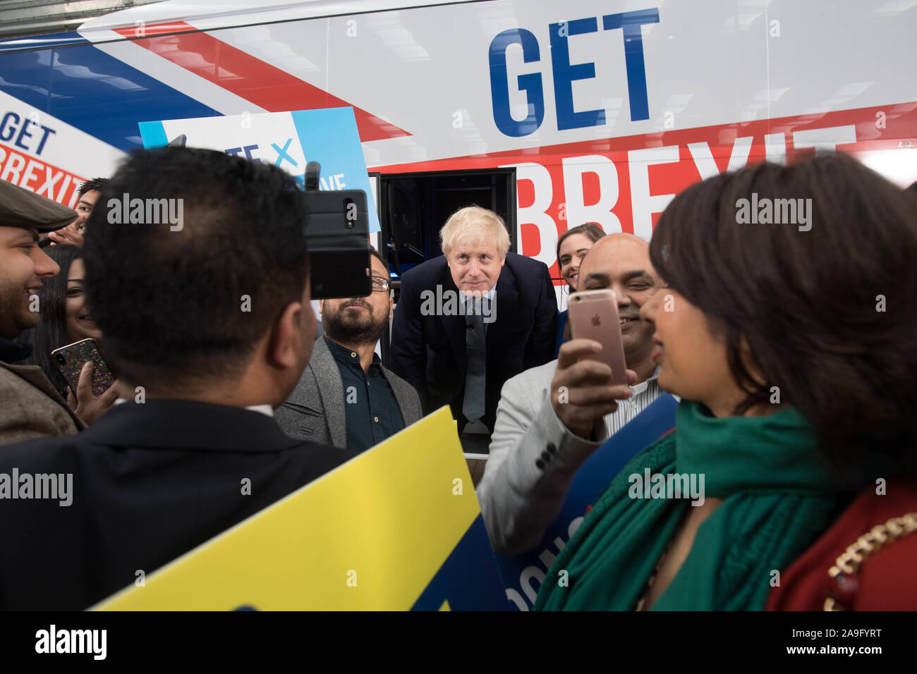 Il primo ministro Boris Johnson all inaugurazione del partito conservatore battlebus in Middleton, Greater Manchester. Foto di PA. Picture Data: Venerdì 15 Novembre, 2019. Vedere PA storia politica elezione. Foto di credito dovrebbe leggere: Stefan Rousseau/PA FILO Foto Stock