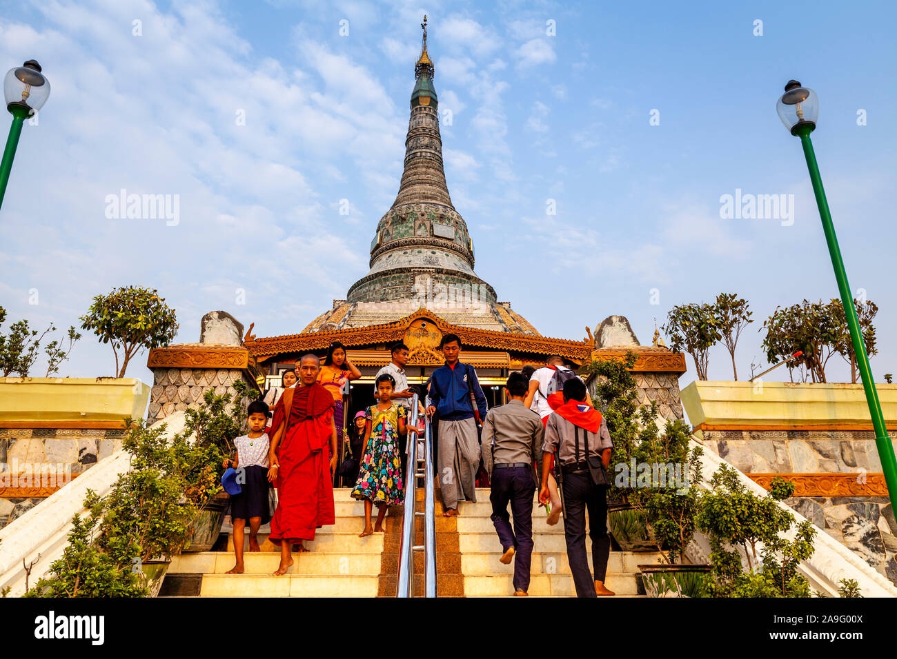 Popolo birmano visitando la Giada Werawsana Pagoda, Amarapura, Mandalay Myanmar. Foto Stock