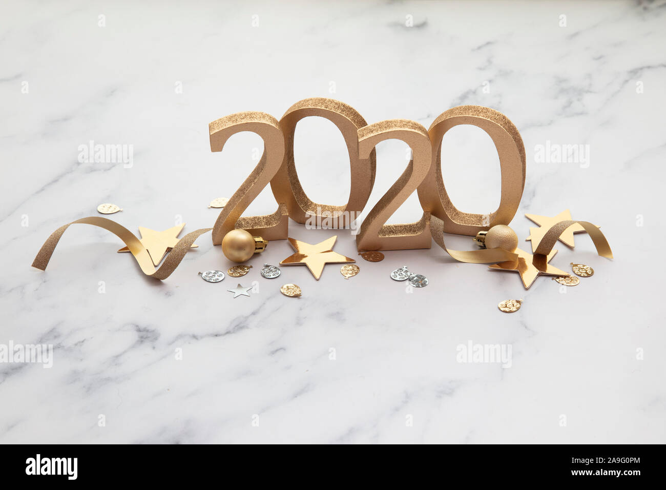 Anno Nuovo 2020 parte decorazioni in oro celebrazione dello sfondo. Foto Stock