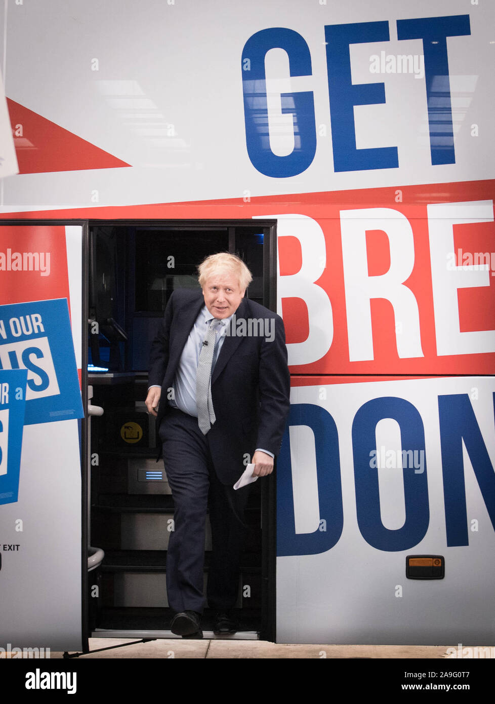 Il primo ministro Boris Johnson all inaugurazione del partito conservatore battlebus in Middleton, Greater Manchester. Foto di PA. Picture Data: Venerdì 15 Novembre, 2019. Vedere PA storia politica elezione. Foto di credito dovrebbe leggere: Stefan Rousseau/PA FILO Foto Stock