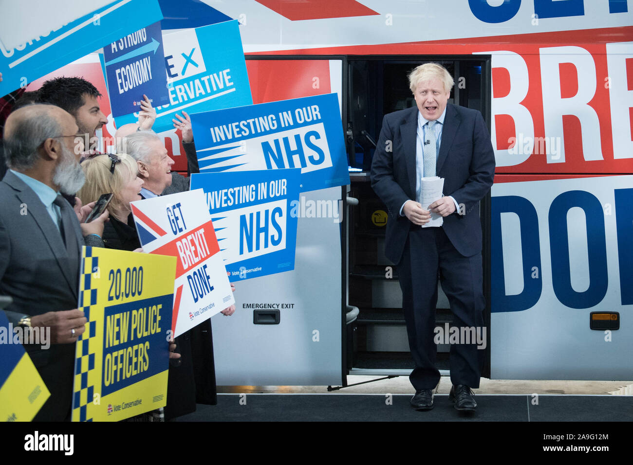 Il primo ministro Boris Johnson all inaugurazione del partito conservatore battlebus in Middleton, Greater Manchester. Foto di PA. Picture Data: Venerdì 15 Novembre, 2019. Vedere PA storia politica elezione. Foto di credito dovrebbe leggere: Stefan Rousseau/PA FILO Foto Stock