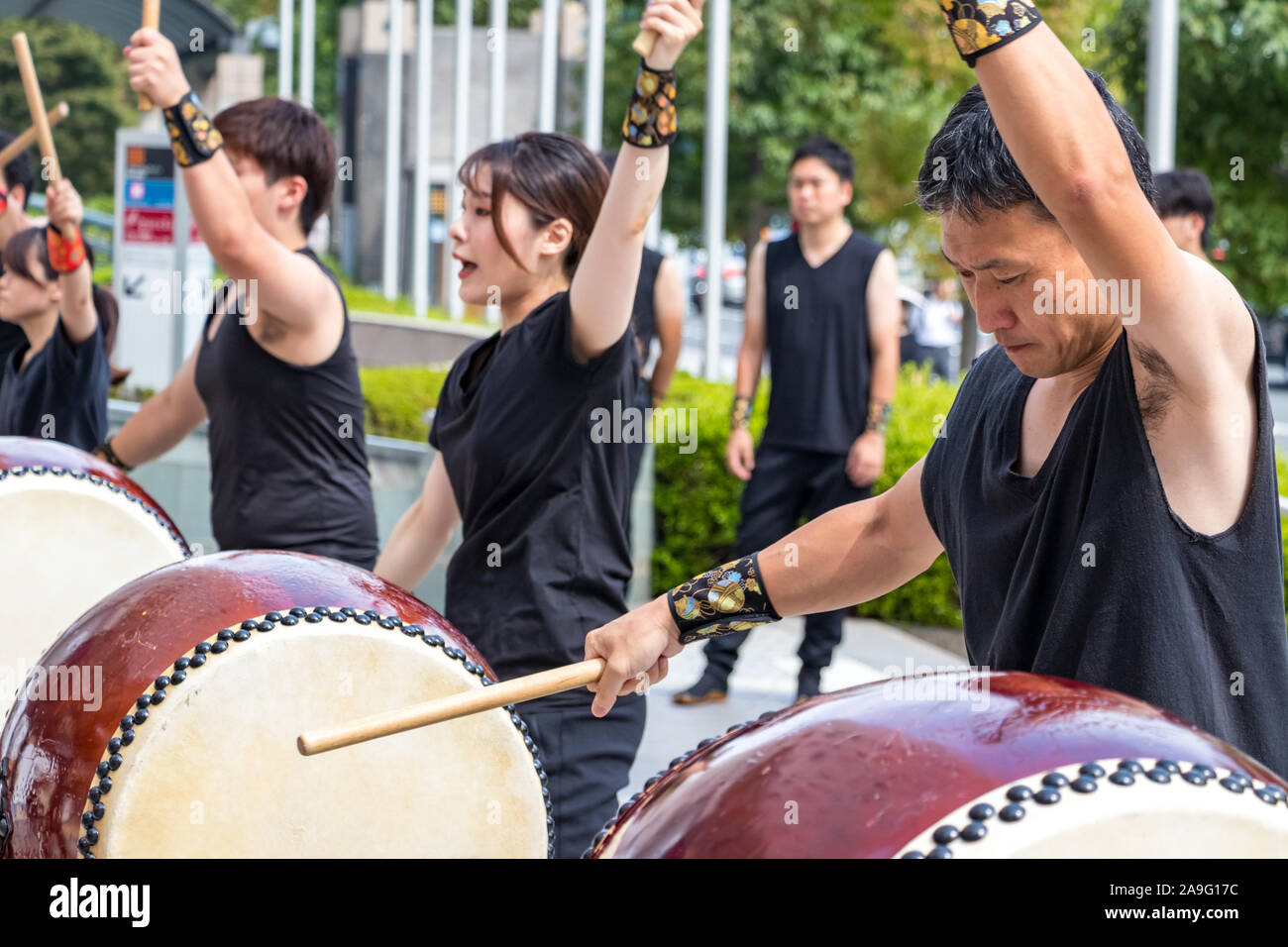 Maschio drumer giapponesi giocando taiko - Kumi-daiko prestazioni in Hiroshima, Giappone. Foto Stock