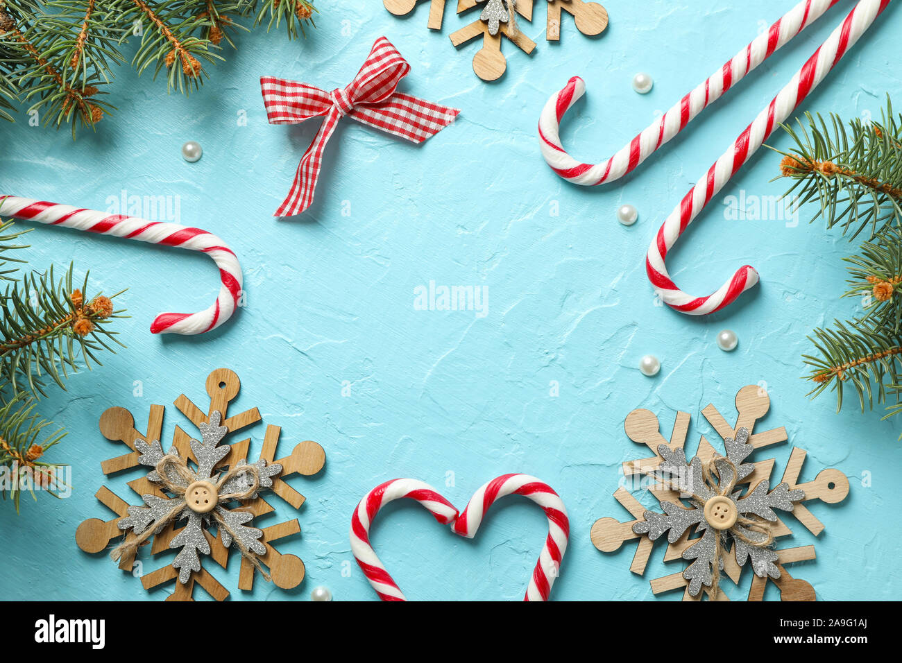 Candy canne e accessori di natale su sfondo blu, spazio per il testo Foto Stock