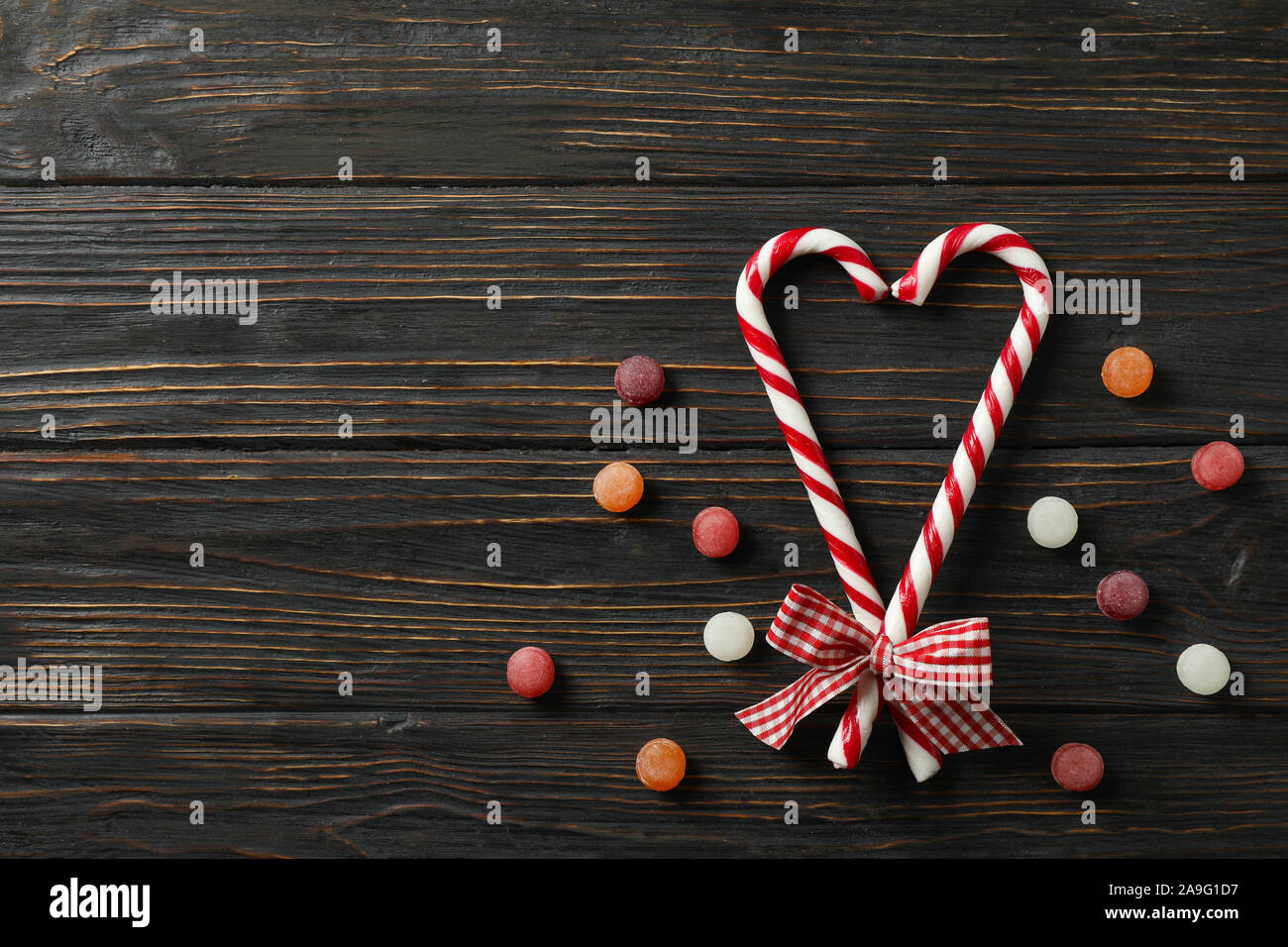 Composizione con dolci caramelle su sfondo di legno, lo spazio per il testo Foto Stock