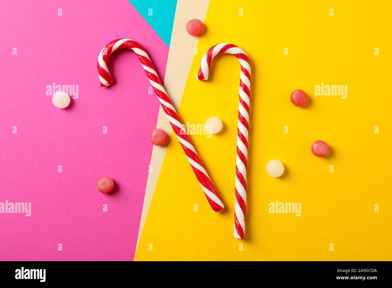 Composizione con dolci caramelle su sfondo multicolore, spazio per il testo Foto Stock