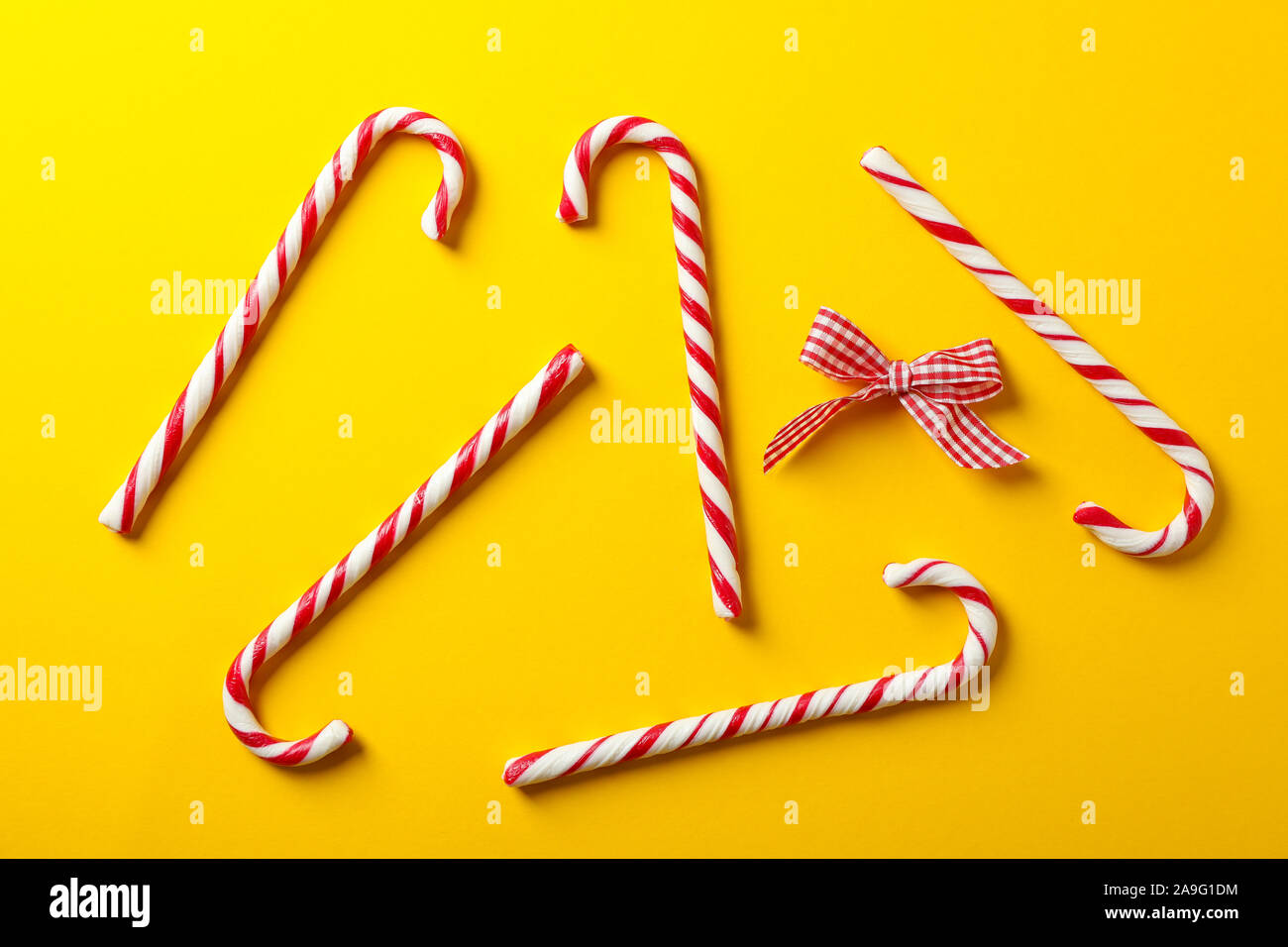 Composizione con caramella dolce canne sul colore di sfondo, spazio per il testo Foto Stock