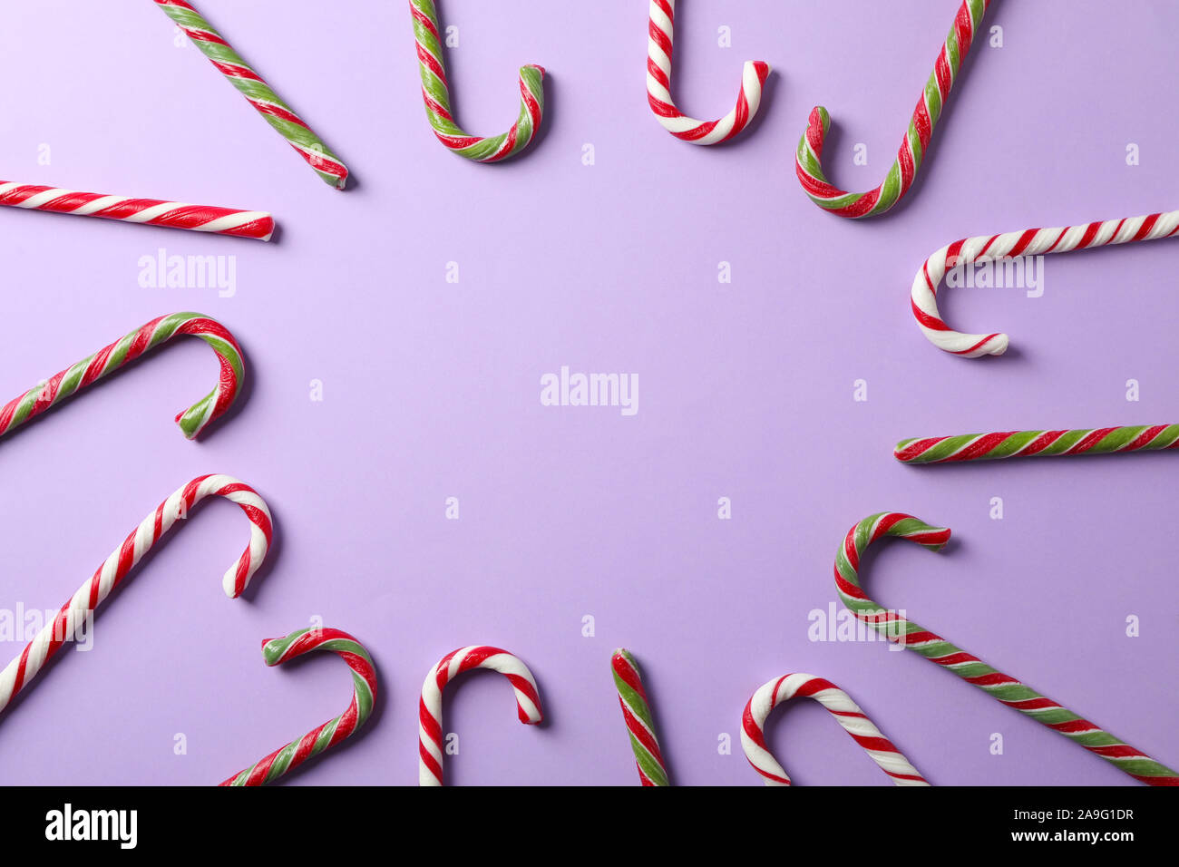 Composizione con caramella dolce canne sul colore di sfondo, spazio per il testo Foto Stock