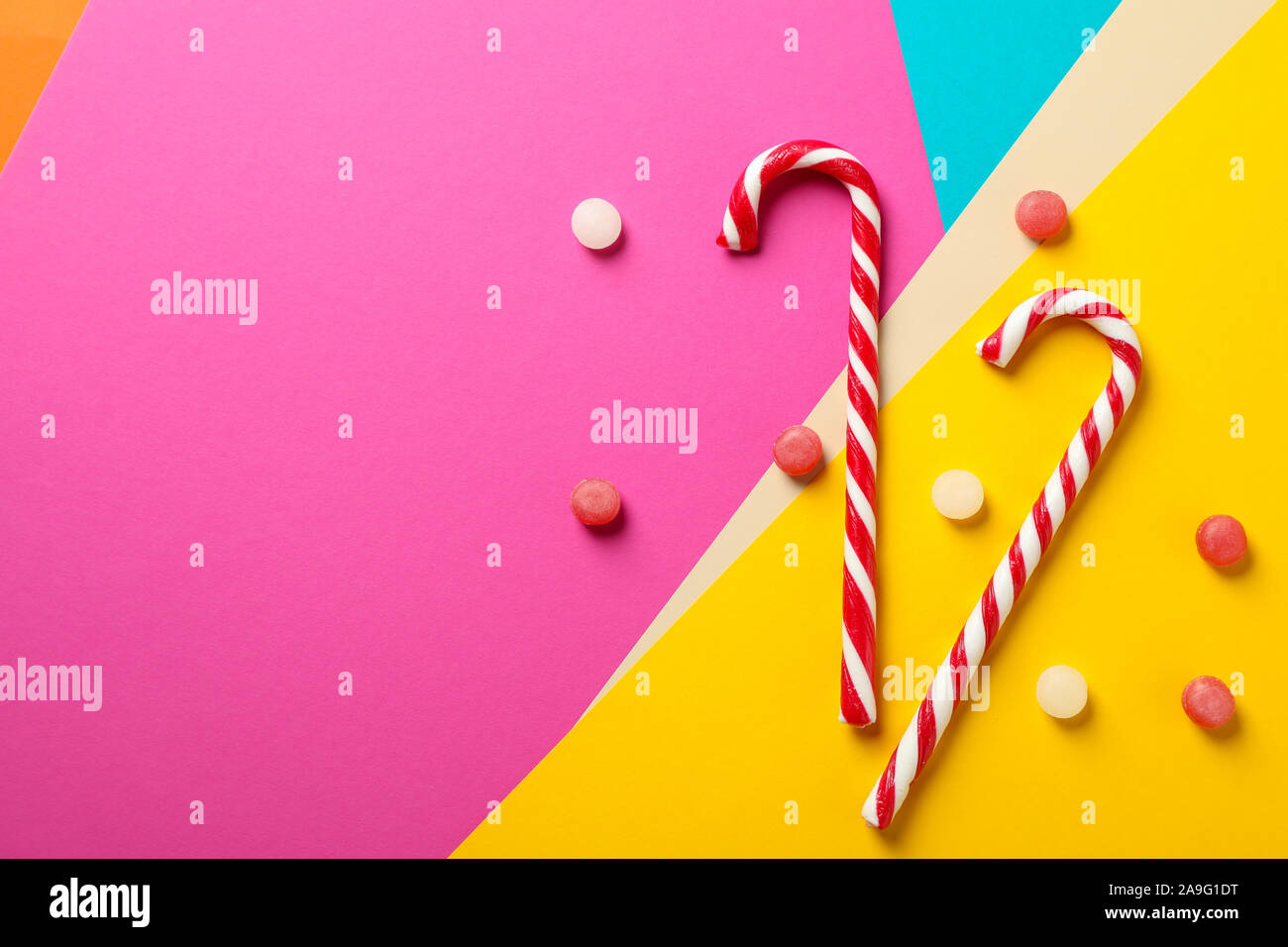 Composizione con dolci caramelle su sfondo multicolore, spazio per il testo Foto Stock