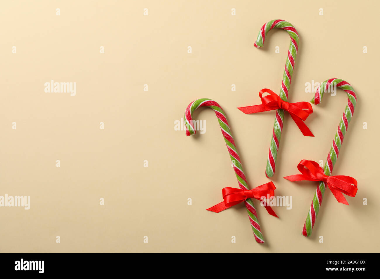 Caramella dolce canne con arco sul colore di sfondo, spazio per il testo Foto Stock