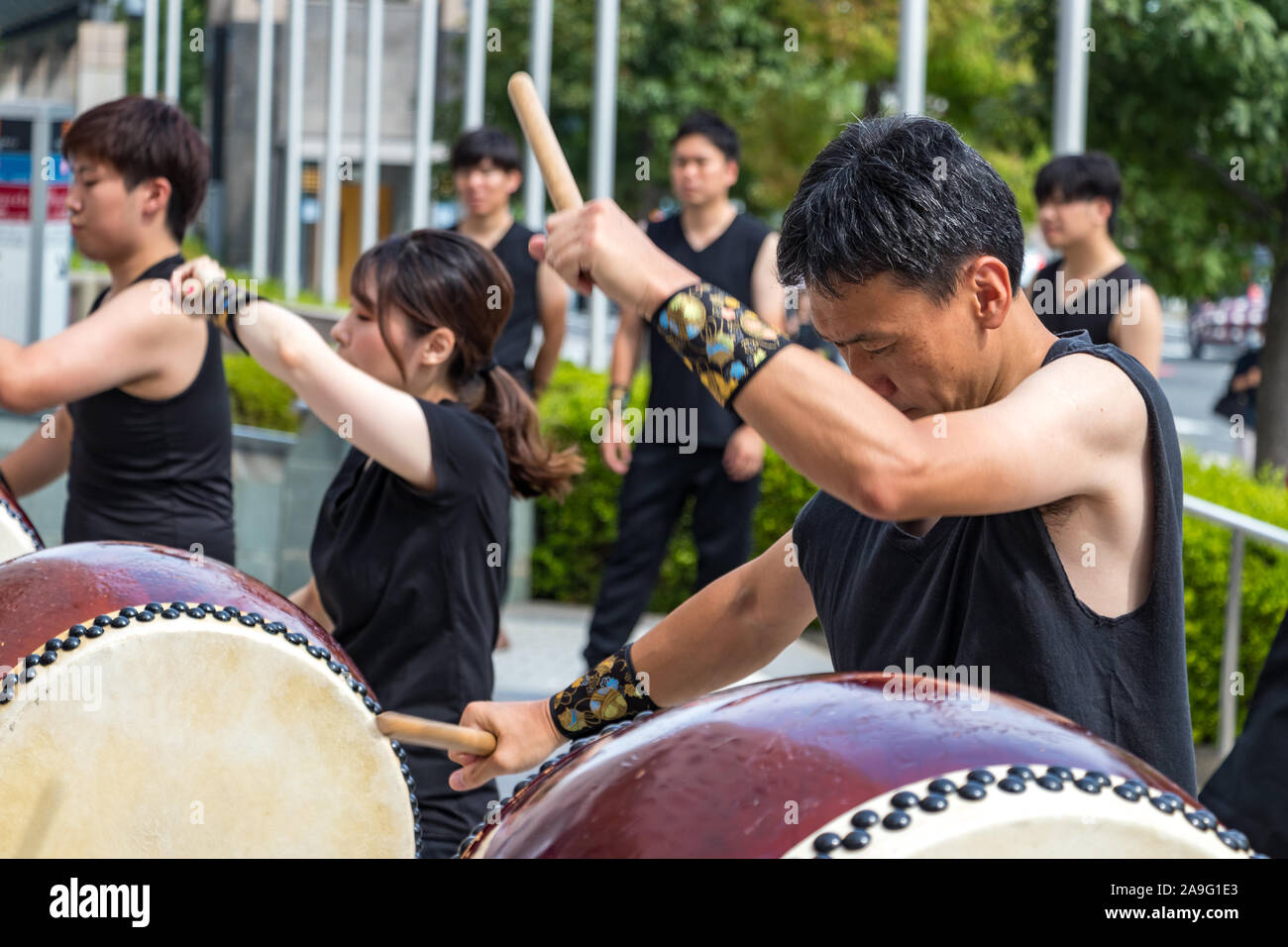 Maschio drumer giapponesi giocando taiko - Kumi-daiko prestazioni in Hiroshima, Giappone. Foto Stock