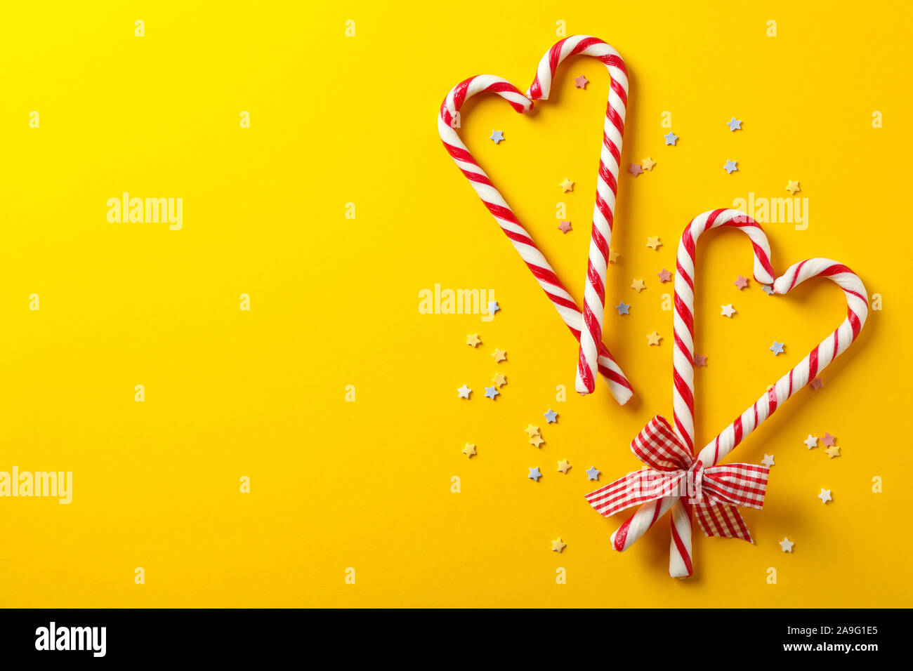 Composizione con caramella dolce canne sul colore di sfondo, spazio per il testo Foto Stock