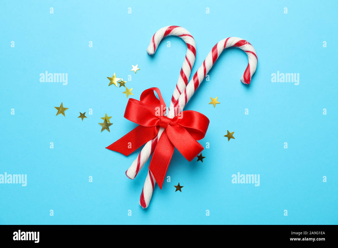 Caramella dolce canne e arco sul colore di sfondo, spazio per il testo Foto Stock