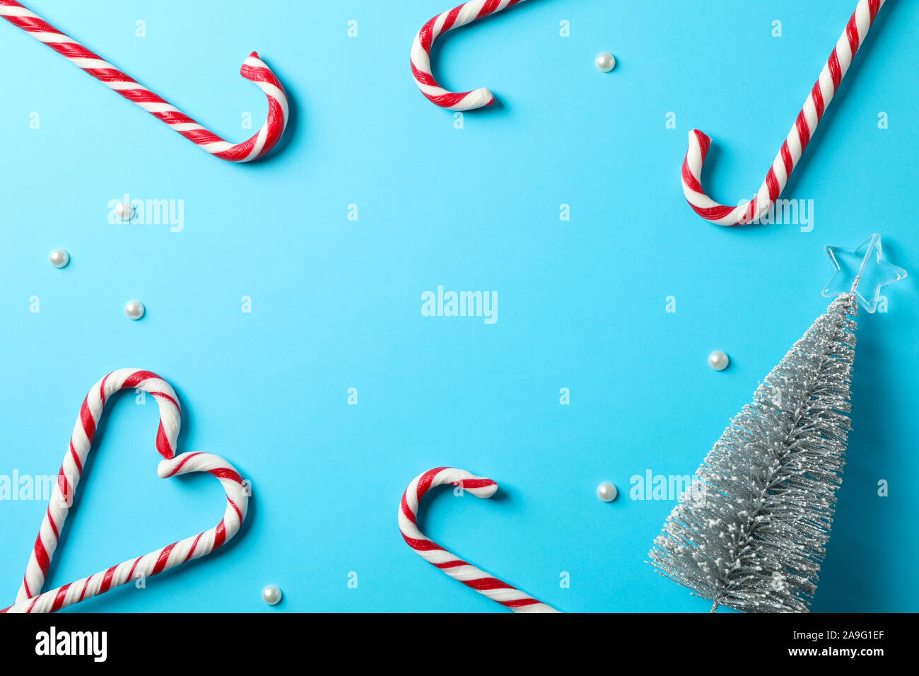 Composizione con caramella dolce canne sul colore di sfondo, spazio per il testo Foto Stock