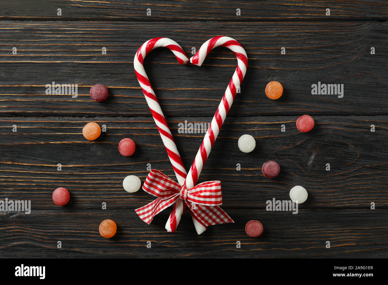 Composizione con dolci caramelle su sfondo di legno, lo spazio per il testo Foto Stock