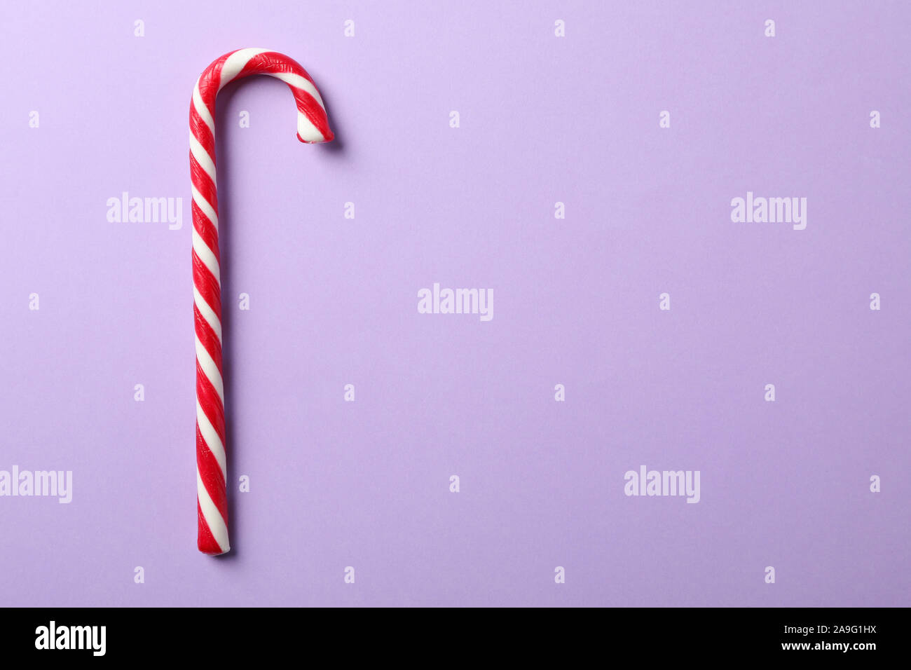 Dolce candy cane sul colore di sfondo, spazio per il testo Foto Stock