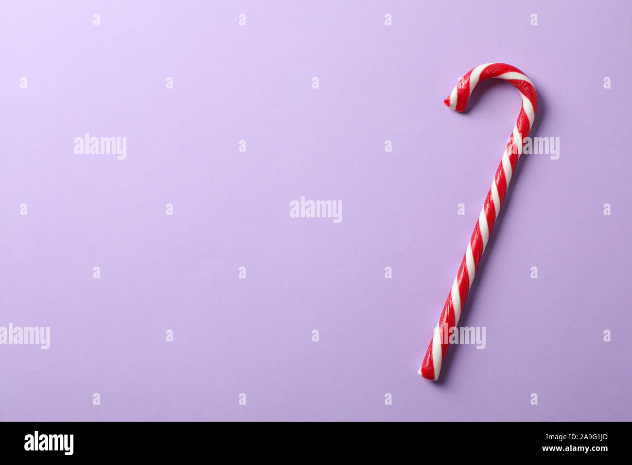 Dolce candy cane sul colore di sfondo, spazio per il testo Foto Stock