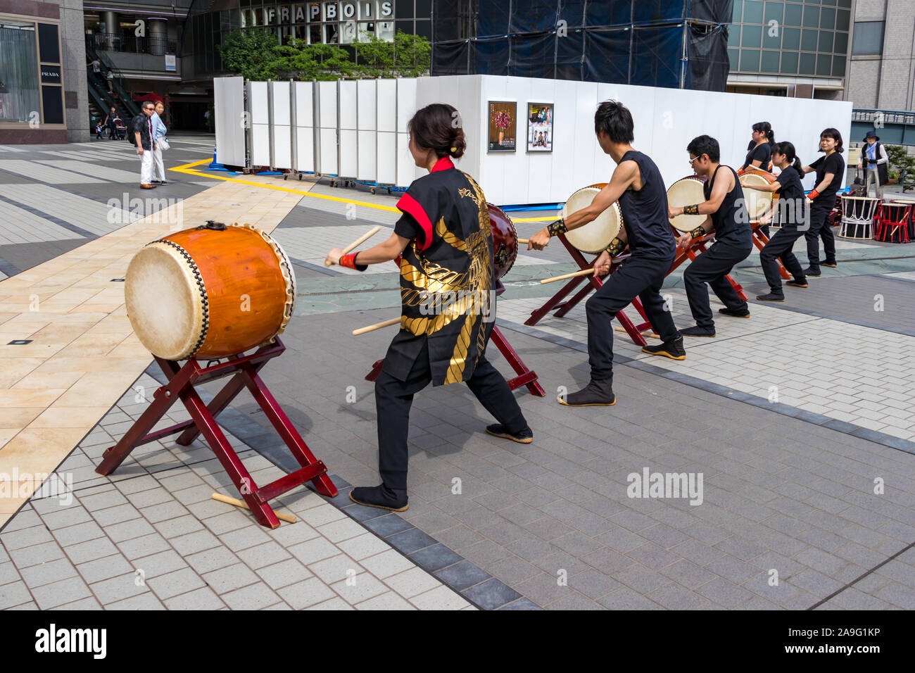 I tamburi giapponesi taiko - Kumi-daiko prestazioni in Hiroshima, Giappone. Foto Stock