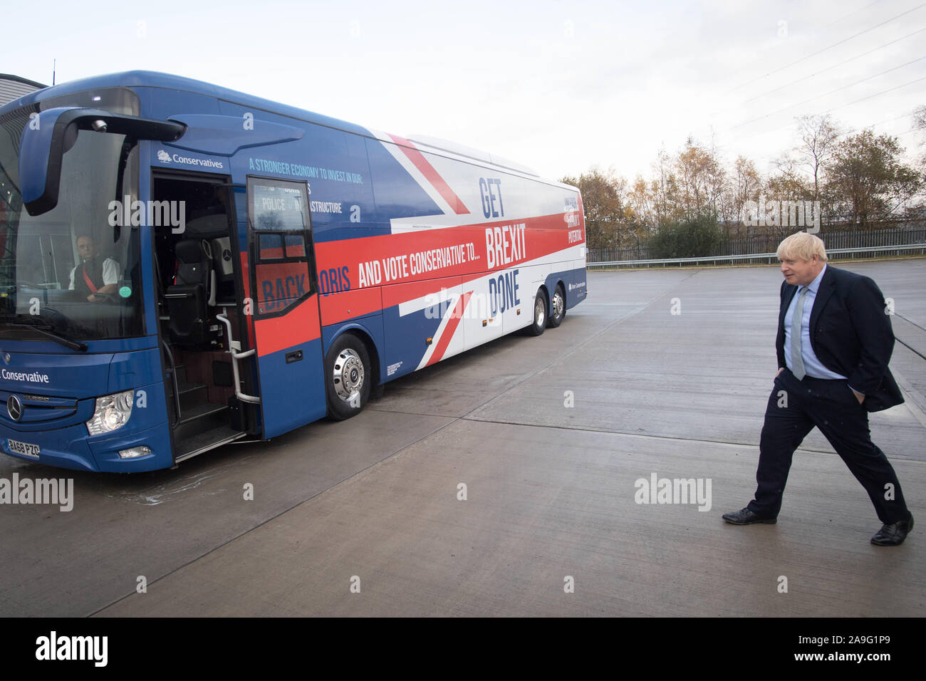 Il primo ministro Boris Johnson all inaugurazione del partito conservatore battlebus in Middleton, Greater Manchester. Foto di PA. Picture Data: Venerdì 15 Novembre, 2019. Vedere PA storia politica elezione. Foto di credito dovrebbe leggere: Stefan Rousseau/PA FILO Foto Stock