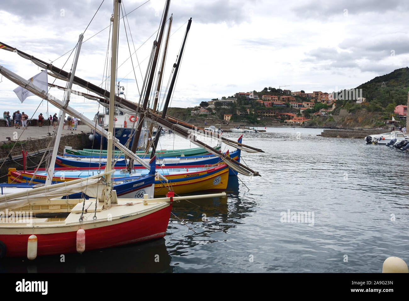 Collioure, Francia - tradizionale colorate barche da pesca al Quay a Collioure sulla Côte Vermeille Roussillon nel sud della Francia Foto Stock