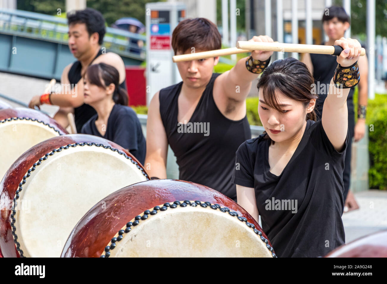 Femmina drumer giapponesi giocando taiko - Kumi-daiko prestazioni in Hiroshima, Giappone. Foto Stock
