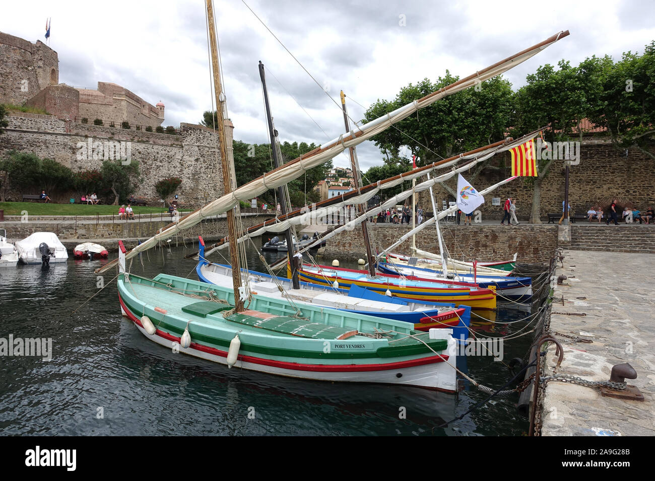 Collioure, Francia - tradizionale colorate barche da pesca al Quay a Collioure sulla Côte Vermeille Roussillon nel sud della Francia Foto Stock